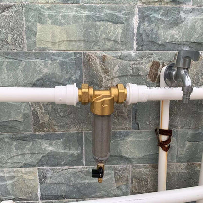 Самопочистващ се предфилтър за вода 40 микрона – размери: височина 220 мм, ширина 140 мм, дълбочина 60 мм, месингов корпус и прозрачен контейнер, реална снимка с монтиран филтър.